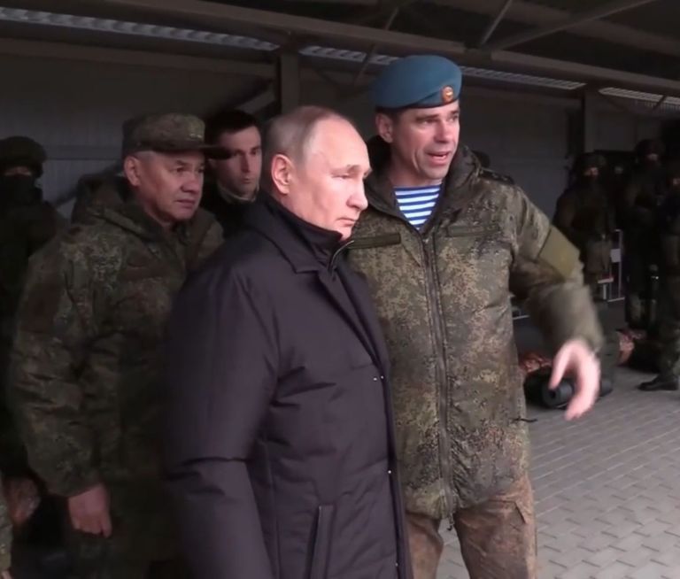 بوتين أثناء زيارته لمركز تدريب الجنود  بوتين أثناء زيارته لمركز تدريب الجنود