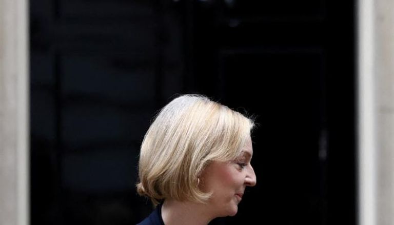 رئيسة وزراء بريطانيا المستقيلة أمام مقر الحكومة 