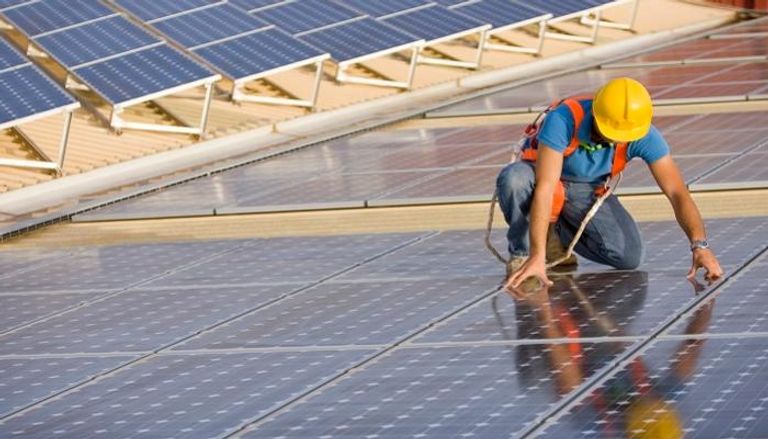 ألواح الطاقة الشمسية بمطارات دبي