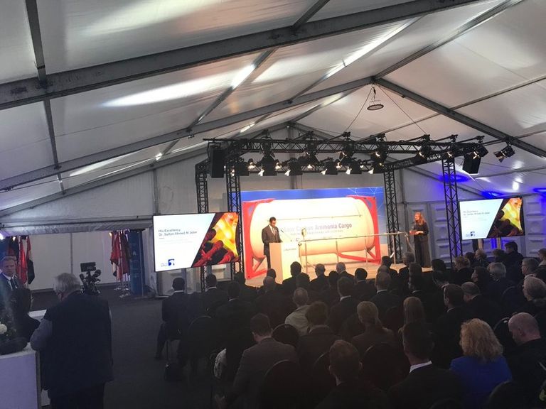 جانب من كلمة الدكتور سلطان بن أحمد الجابر  الدكتور سلطان بن أحمد الجابر في المقر الرئيسي لشركة