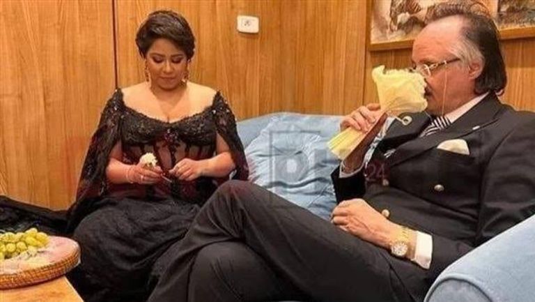 شيرين عبدالوهاب تقبل يد طبيبها