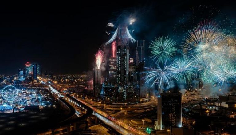 الألعاب النارية تزين سماء الرياض