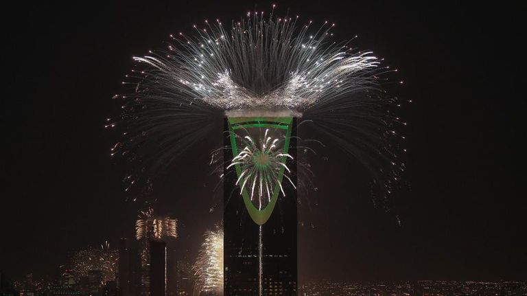 الألعاب النارية تزين سماء الرياض