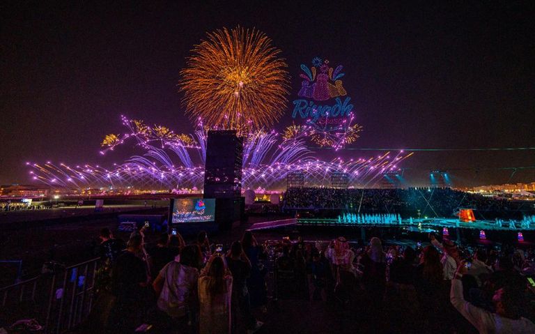 الألعاب النارية تزين سماء الرياض