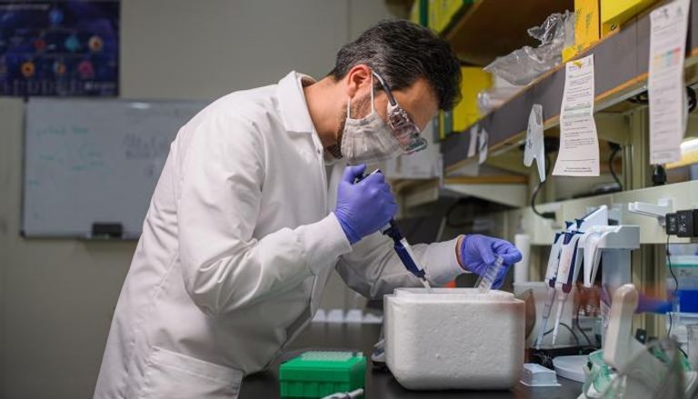 أوميكرون النسخة الأكثر انتشارا من فيروس كورونا