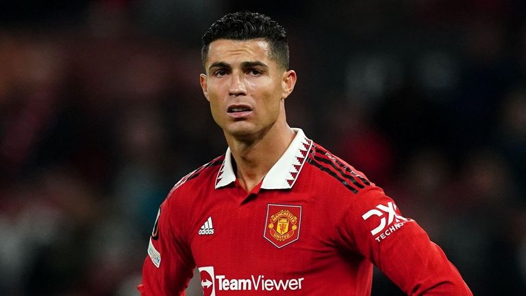 كريستيانو رونالدو نجم مانشستر يونايتد ليونيل ميسي قائد برشلونة السابق