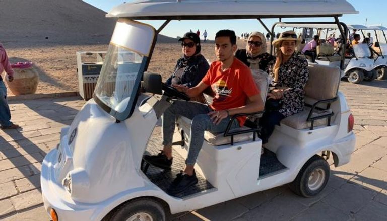 انطلاق سيارات كهربائية مع تعامد الشمس بأبو سمبل بمصر