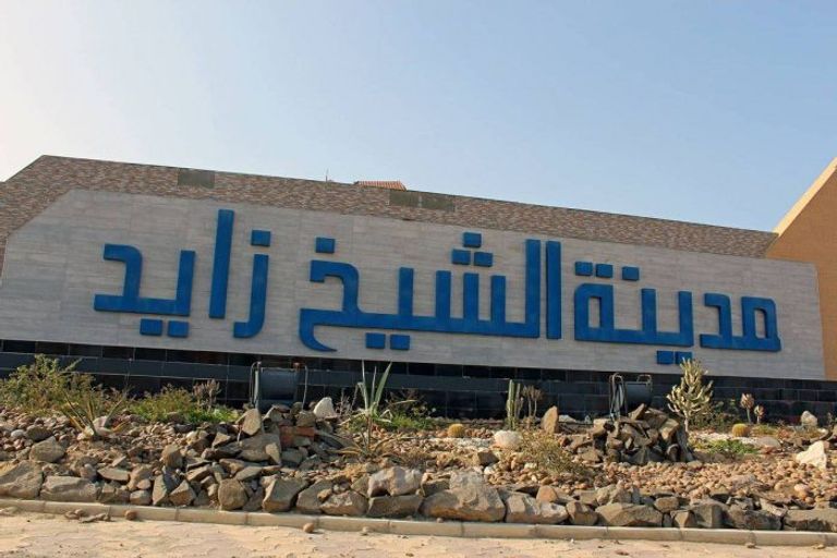 تمثال الشيخ زايد بن سلطان آل نهيان يزين مدخل المدينة التي تحمل اسمه