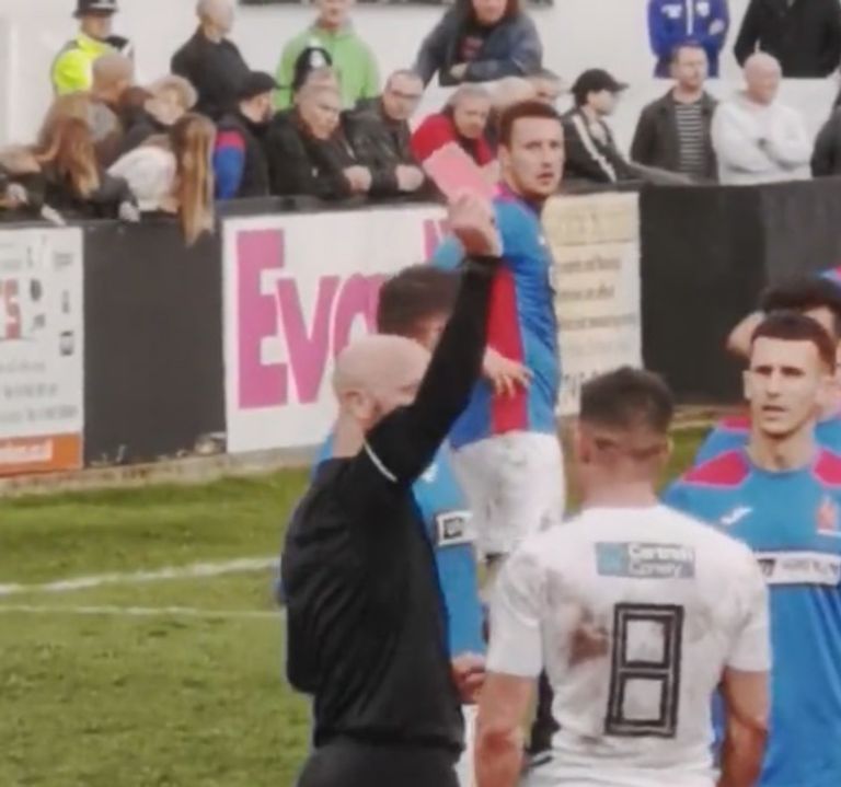 مشاهد من المباراة شغب في الدوري الويلزي