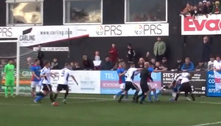 صورة للأحداث شغب في الدوري الويلزي