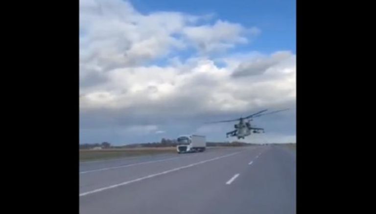 مروحية تطير في طريق سريع بأوكرانيا