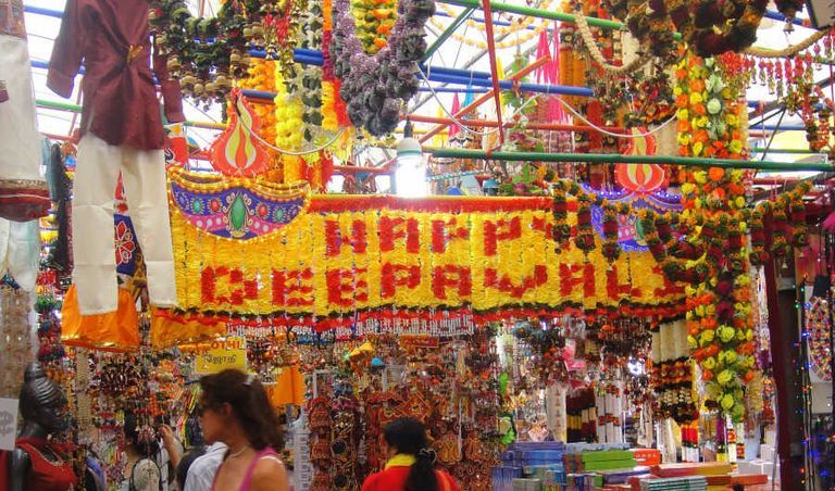 إضاءة المصابيح والألعاب النارية أبرز طقوس عيد ديوالي