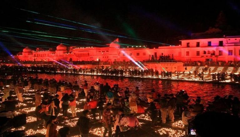 إضاءة المصابيح والألعاب النارية أبرز طقوس عيد ديوالي