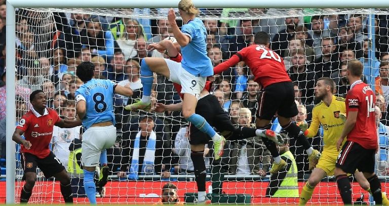 مانشستر سيتي الكبير الوحيد الذي أسقط يونايتد مانشستر يونايتد وأرسنال