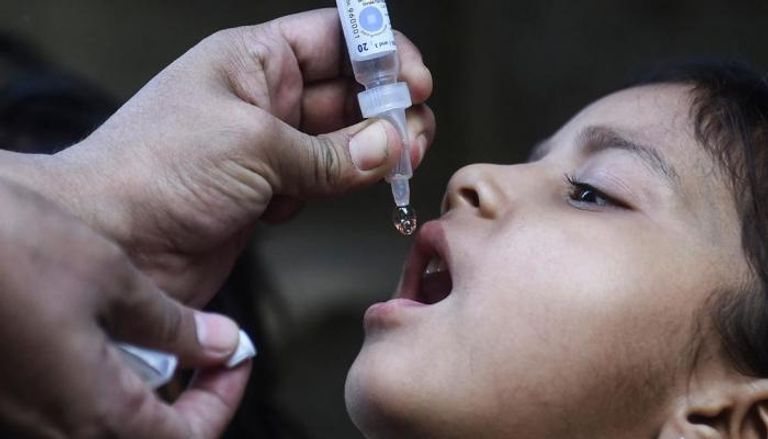 طفل يحصل على لقاح شلل الأطفال - أرشيفية
