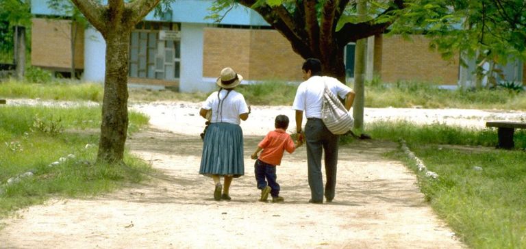 طفل يحصل على لقاح شلل الأطفال - أرشيفية