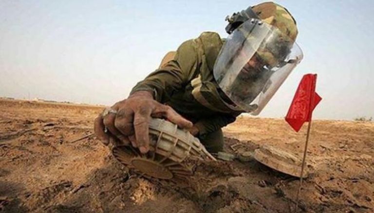 عضو في فريق أممي خلال رفع لغم أرضي جنوب العراق