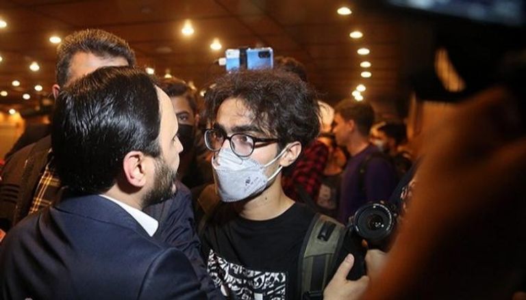 المتحدث باسم الحكومة الإيرانية وطلاب محتجون