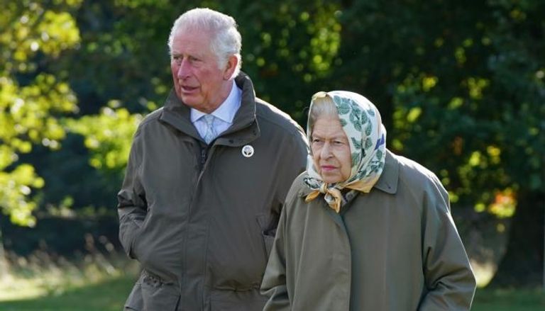 الملك تشارلز مع والدته الراحلة إليزابيث الثانية