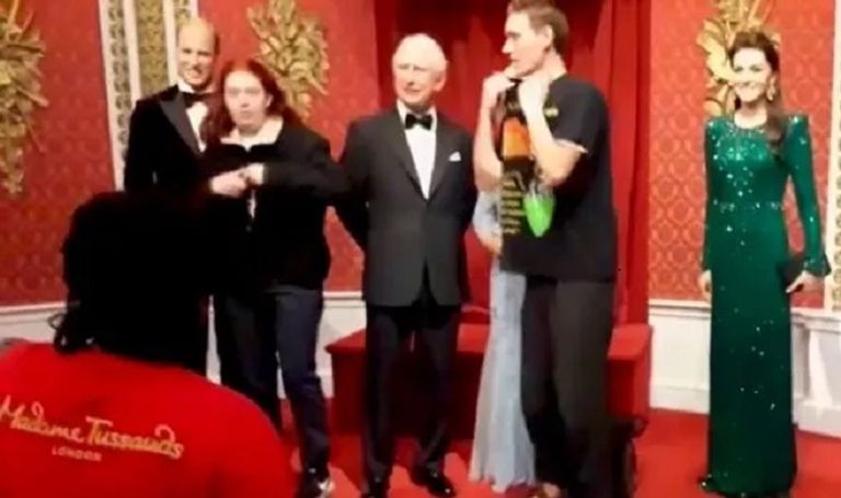 النشطاء يلطخون تمثال الملك