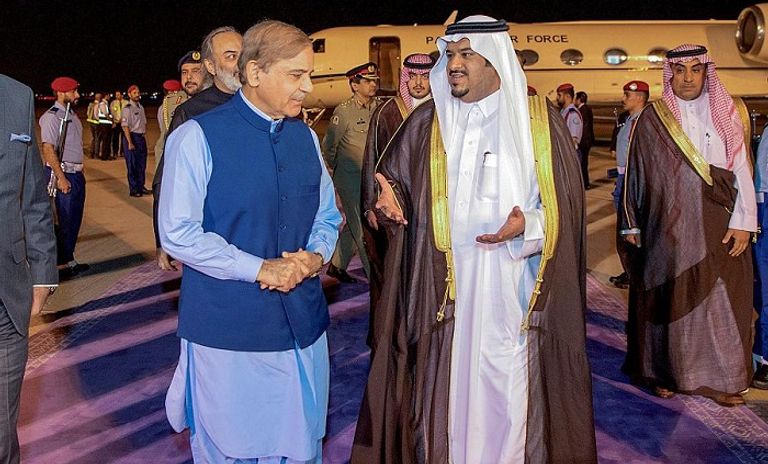 رئيس وزراء باكستان يصل الرياض رئيس وزراء باكستان يصل الرياض