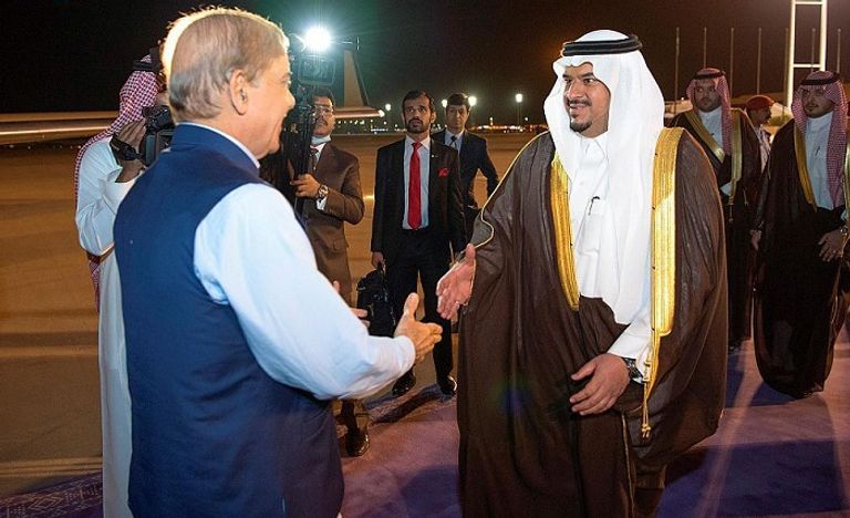رئيس وزراء باكستان يصل الرياض رئيس وزراء باكستان يصل الرياض