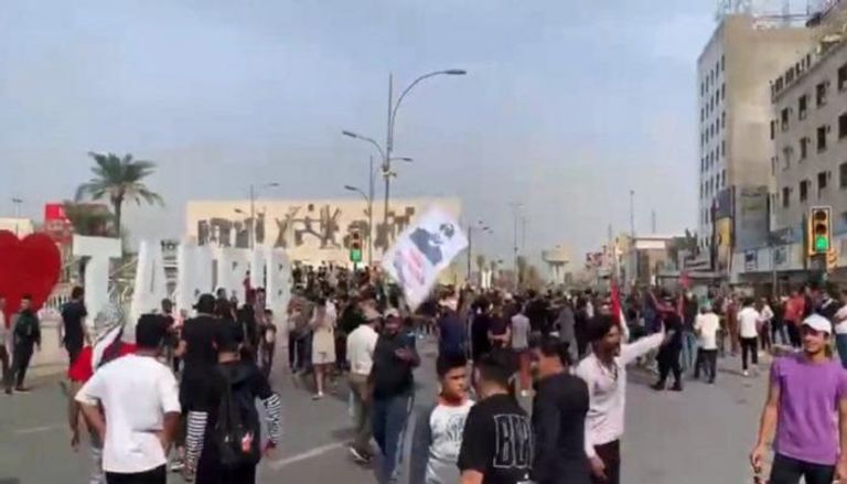 متظاهرون عند ساحة التحرير عقب انتهاء مهلة الـ25 يوماً