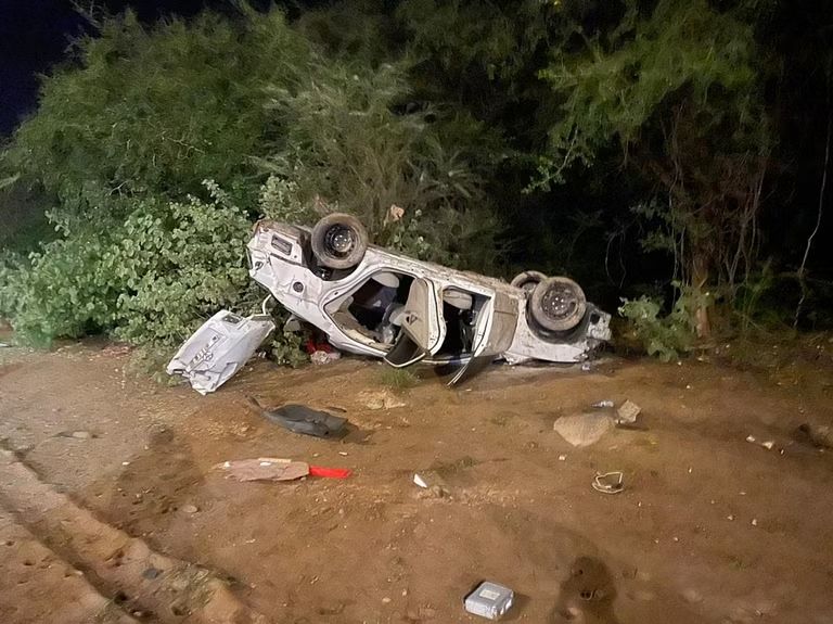 السيارة المنكوبة في موقع الحادث الدفاع المدني يصل إلى موقع الحادث