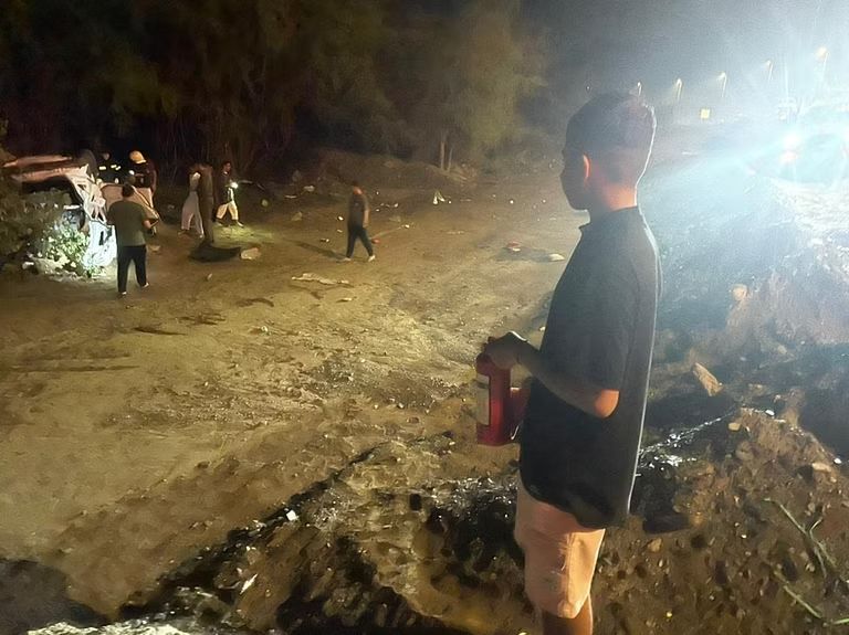 موقع انقلاب السيارة واحتراقها الدفاع المدني يصل إلى موقع الحادث