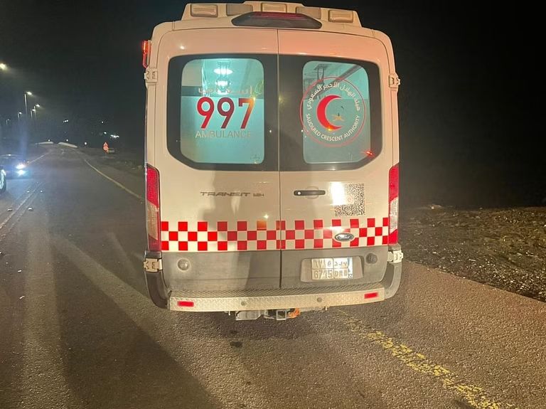 سيارة الإسعاف تصل لنقل قائد السيارة للمستشفى الدفاع المدني يصل إلى موقع الحادث
