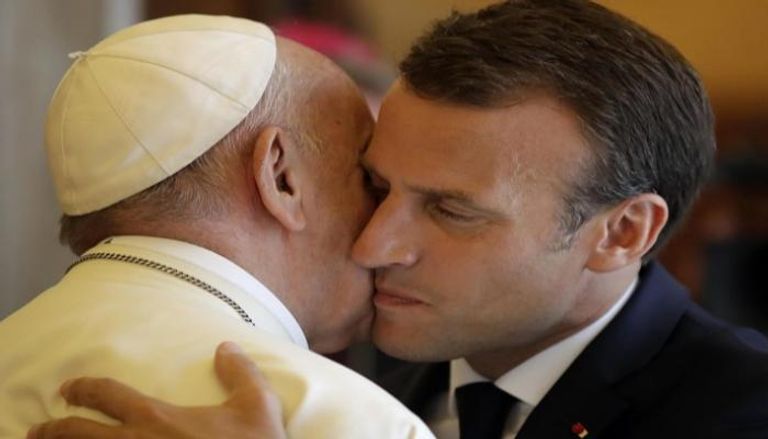 ماكرون يقبل البابا فرانسيس