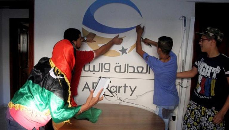 محتجون ليبيون يقتحمون مكتب حزب إخواني في طرابلس- أرشيفية