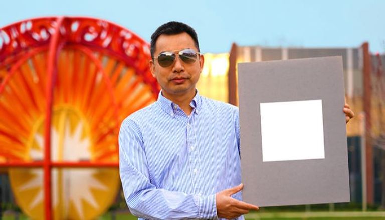 مخترع اللوحة الأكثر بياض في العالم