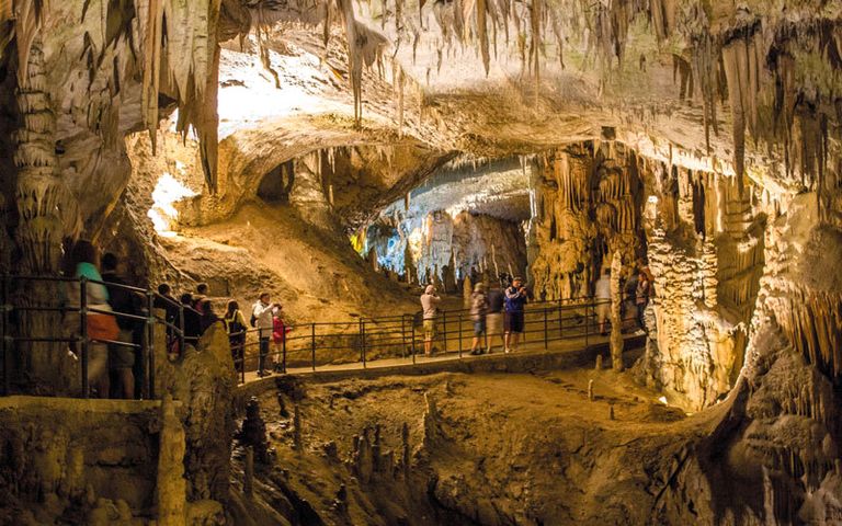 كهف بوستوينا واحدًا من أجمل طبيعة في أوروبا أجمل طبیعة في أوروبا.. 6 مفاجآت ذات مناظر طبيعية خلابة