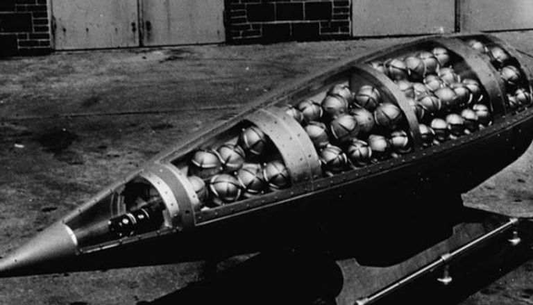قنبلة عنقودية أمريكية عام ١٩٤٣ برأس مشع كيميائي