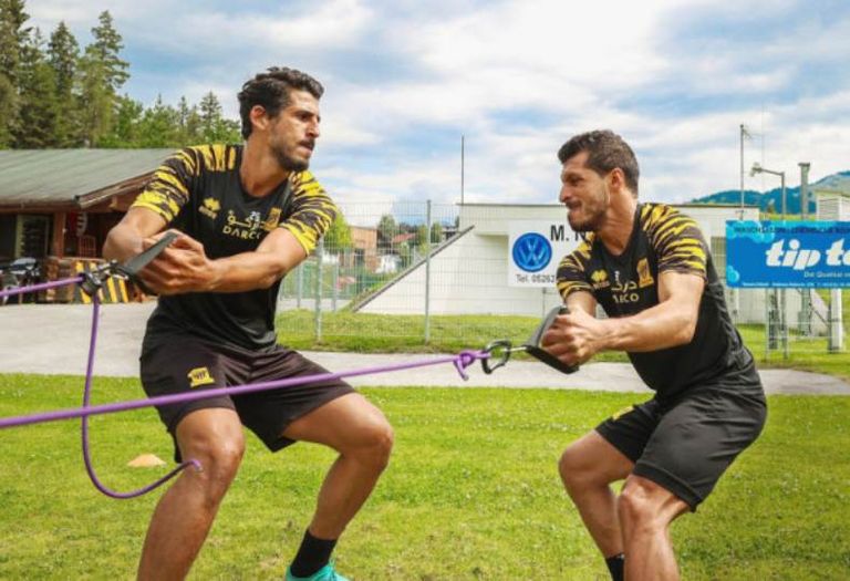 طارق حامد وأحمد حجازي محمد النني لاعب وسط أرسنال