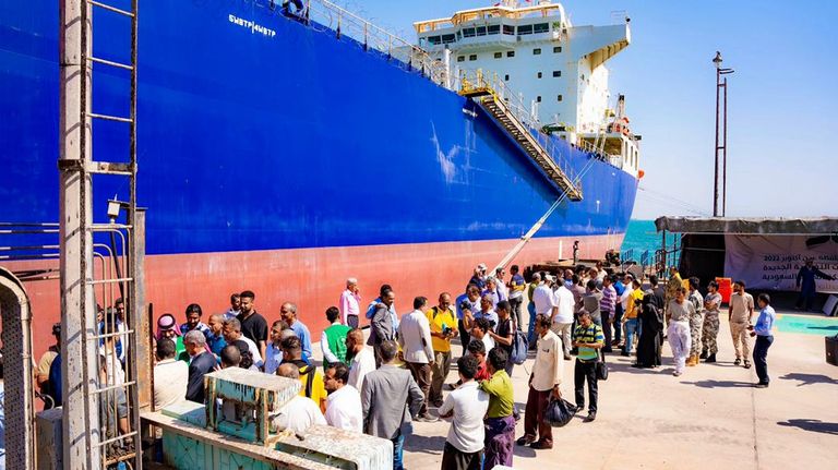 وصول أول دفعة من منحة الوقود السعودية لليمن