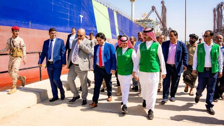 وصول أول دفعة من منحة الوقود السعودية لليمن