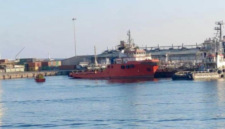 سفينة ترسو في "ميناء المكلا" اليمني