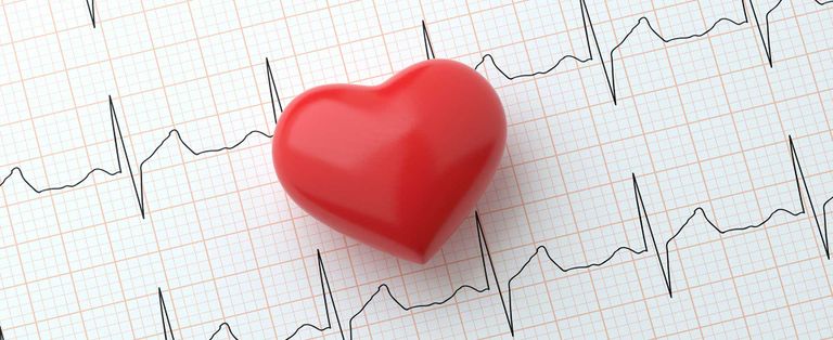 طبيبة تفحص قلب مسنة - أرشيفية