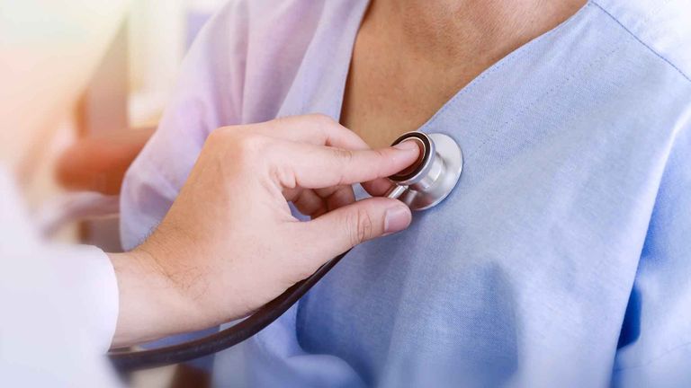 طبيبة تفحص قلب مسنة - أرشيفية