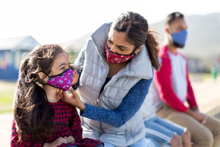 طفل يضع كمامة خوفا من الإصابة بالعدوى - أرشيفية