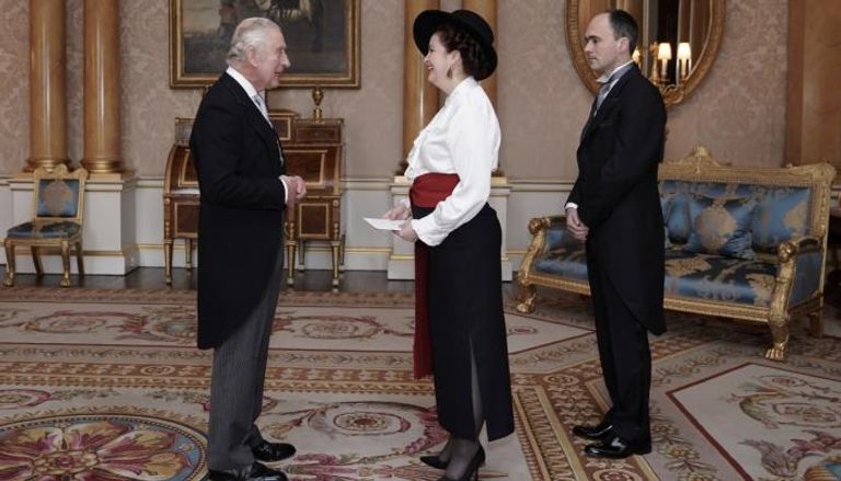 ملك بريطانيا لدى استقباله سوزانا هيريرا سفيرة تشيلي