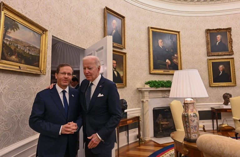 جانب من لقاء الرئيس الأمريكي بايدن نظيره الإسرائيلي هرتسوغ