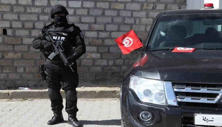 أحد أفراد الشرطة التونسية