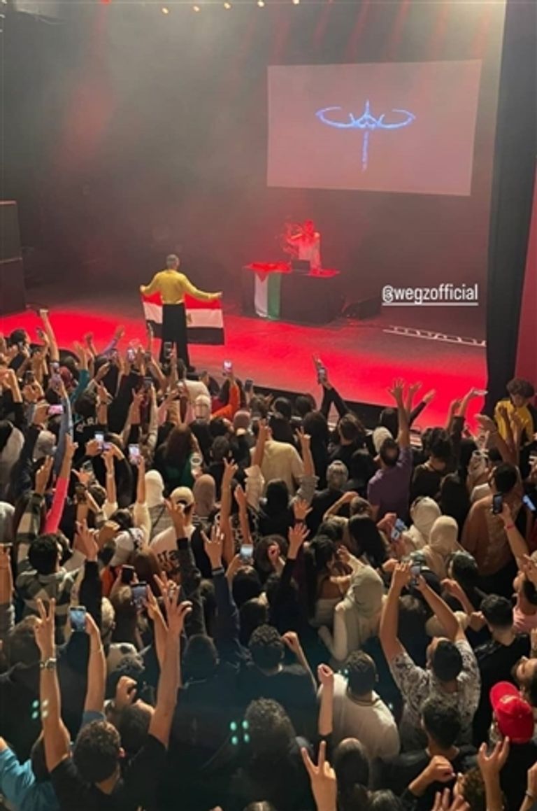 ويجز يرفع علمي فلسطين ومصر في حفل لندن