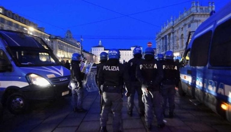 الإسعاف خلال إجلاء الجرحى- أ.ف.ب