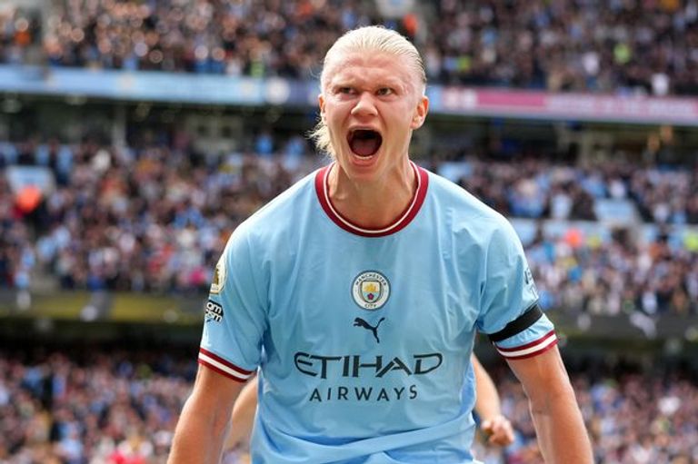 إيرلينج هالاند مهاجم مانشستر سيتي بوكايو ساكا