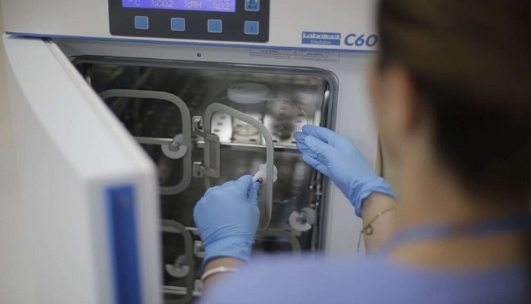 البريطاني بيتر هيكلز مع طفله كاي