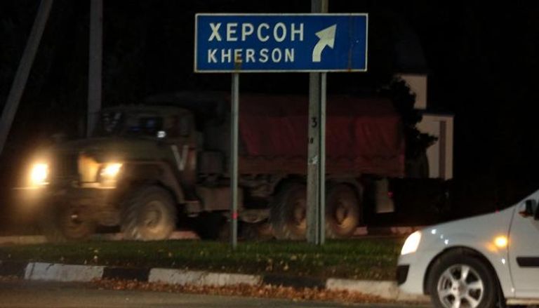 شاحنة عسكرية روسية في مدخل خيرسون - أ.ف.ب